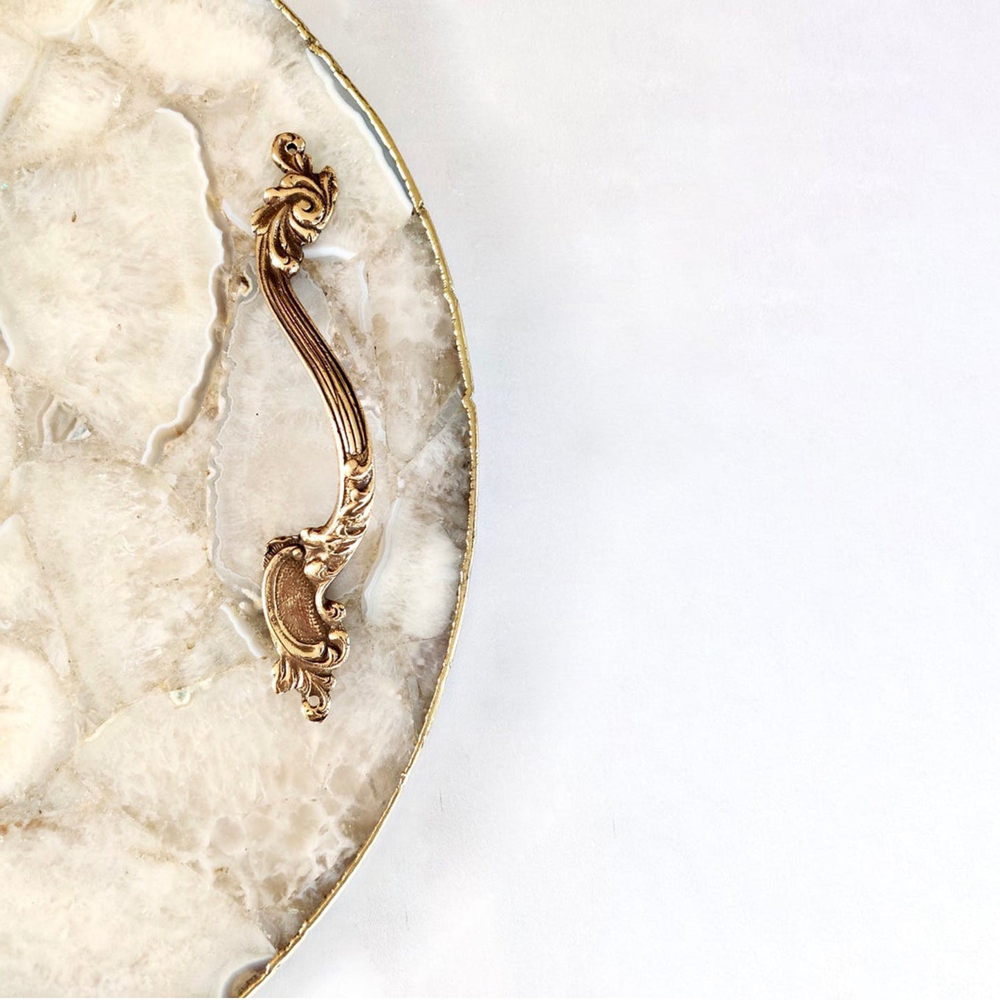 Taca do Serwowania z Naturalnego Agatu z Mosiężnymi Uchwytami