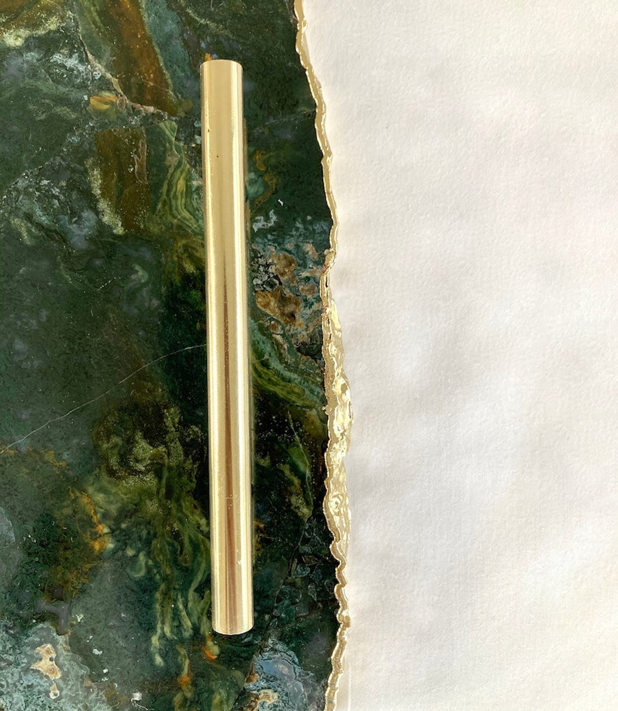 Ekskluzywna Taca do Serwowania z Naturalnego Agatu z Mosiężnymi Uchwytami