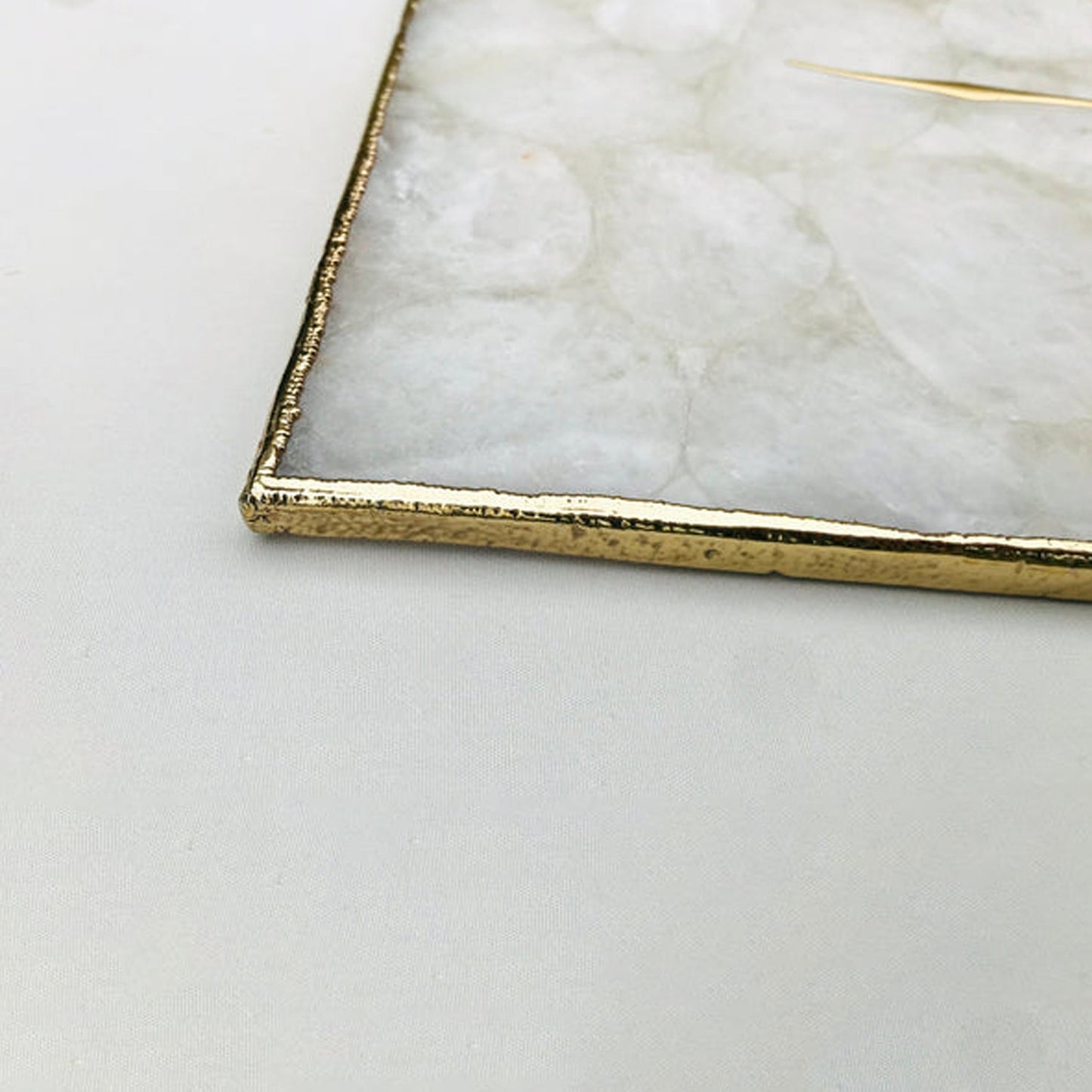 Luksusowy Zegar Ścienny z Białego Kryształowego Agatu